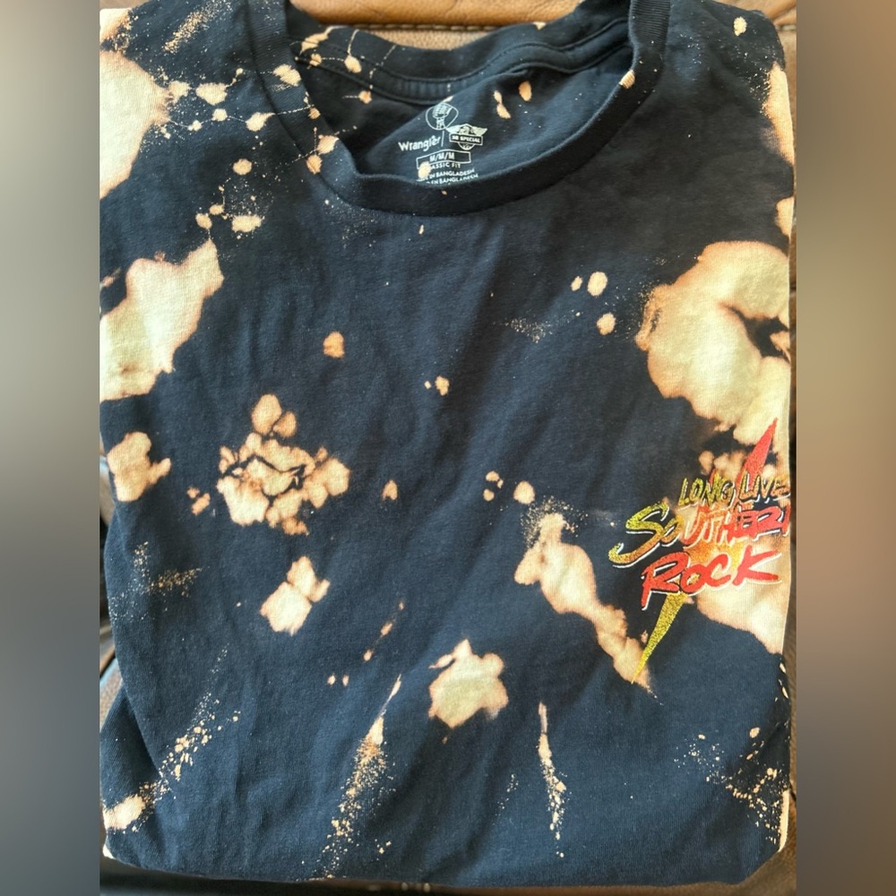 2 tshirts M,L Wrangler Southern Rock Black Tie-Dye Tee